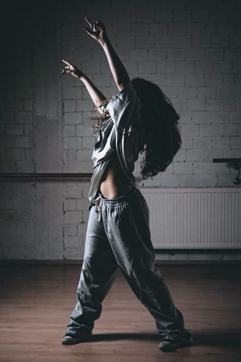 #hiphop #dance #dancer #outfits #dancersofinstagram #dancer 2000s Dance Aesthetic, Dancecore Outfits, Dance Choreographer Aesthetic, Dancer Poses Reference, Hip Hop Picture Poses, Street Dancing Aesthetic, Aesthetic Dance Pics, Dance Wallpaper Aesthetic Hip Hop, Hip Hop Dance Photos