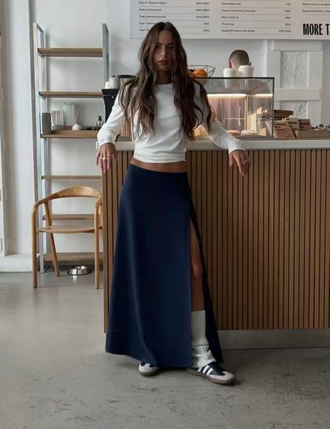 Maxi Skirt Outfit Fall, Fall Skirt Outfit, Cycle Period, Denim Maxi Skirt Outfit, Skirt Outfit Fall, Maxi Skirt Outfit, Samba Outfit, Fall Skirt, Quoi Porter