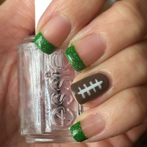 5 Super Bowl Manicures You Need To Tackle This Season Nails For Football Season, Football Nail Designs School Colors, Football Nails Design Mom, Football Season Nails, Football Nail Ideas, Green Bay Packers Nails, Packer Nails, Nfl Nails, Football Nail Designs