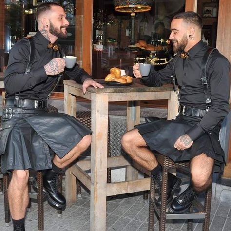 Gay Belgique cuir Kilts Men, Kilt Men, Boys Wearing Skirts, Modern Kilts, Men Wearing Skirts, Scottish Man, Leather Kilt, Kilt Outfits, Men In Skirts