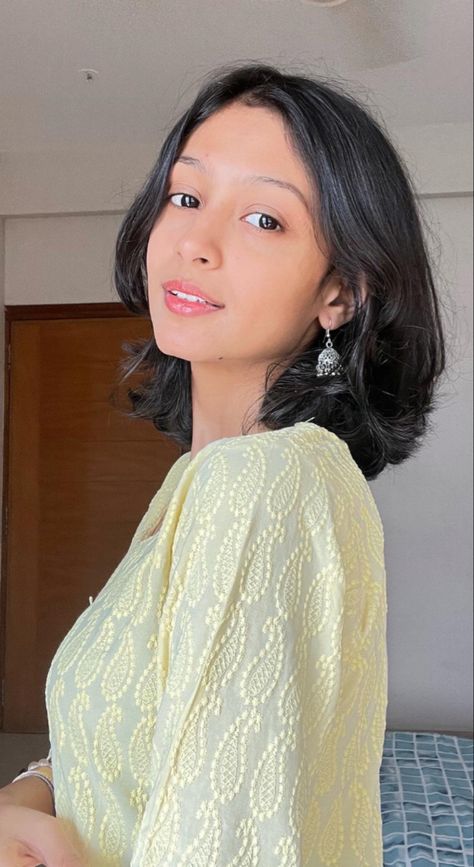 Short Hair Kurta Look, Short Hair Desi Aesthetic, Cute Indian Girls With Short Hair, Desi Short Hair, Braids Hairstyles Indian, Short Hair Indian Women, Short Hair Traditional Look Indian, Short Hairstyles For Frizzy Hair, Indian Short Hairstyles