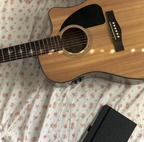 Bella Hartley Aesthetic, Guitar Aesthetic Acoustic, Aesthetic Guitars Acoustic, Acoustic Guitar Aesthetic, Indie Guitar Aesthetic, Pretty Acoustic Guitar Aesthetic, Guitar In Field Aesthetic, Aesthetic Era, Piper Mclean