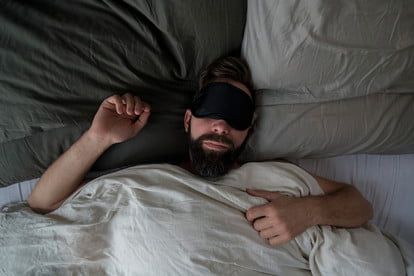 Man in bed with sleep mask. Someone Sleeping, Magnesium For Sleep, Restorative Sleep, Deepak Chopra, Fall Asleep Faster, Circadian Rhythm, Brain Waves, Natural Eyes, Calorie Intake