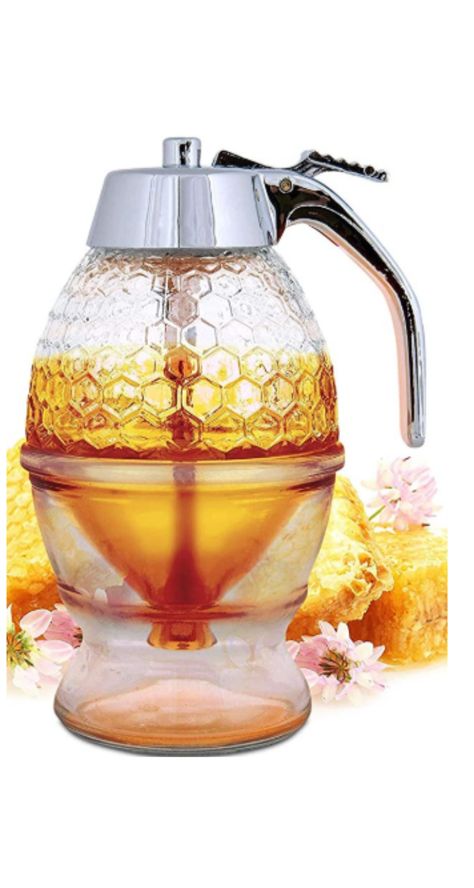 Our honey dispenser comes with its very own bottom stopper, keeping your honey server airtight, keeping your honey stored fresh, 𝐅𝐔𝐋𝐋 𝐆𝐋𝐀𝐒𝐒 𝐂𝐎𝐍𝐓𝐀𝐈𝐍𝐄𝐑 - Shaped into a fun, attractive honeycomb design. This material is light yet strong and durable. 𝐍𝐎-𝐃𝐑𝐈𝐏 𝐆𝐋𝐀𝐒𝐒 𝐃𝐈𝐒𝐏𝐄𝐍𝐒𝐄𝐑 - No waiting and shaking the container to get your favorite sauce flowing. Simply press the release on the handle and it instantly flows out the bottom. Honey Dispenser, Honey Container, Syrup Dispenser, Sugar Dispenser, Honey Bottles, Sugar Container, Honeycomb Shape, Glass Dispenser, Best Honey