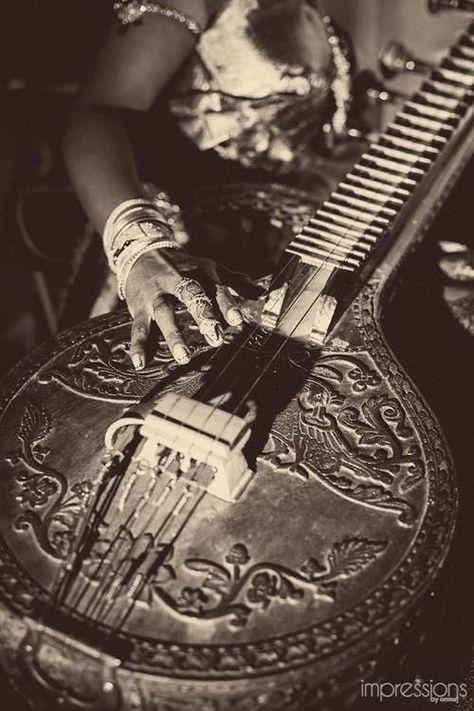 lin. on Twitter: "we have so much diversity in music. the sitar, veena, tabla, sarangi you name it. countless number of instruments and an equally innumerable genre of music. trust me, NO ONE'S coming close to us https://t.co/zb0O3wsz1Y" Sitar Instrument, Hindustani Classical Music, Music Aesthetics, Indian Musical Instruments, South Asian Aesthetic, Newspaper Crafts Diy, Indian Classical Music, Krishna Flute, Vintage Dance