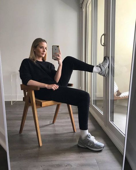 Gray Sneaker Outfits Women, New Balance 990 V5 Outfit, Grey Sneakers Outfit, Black Summer Outfits, Zapatillas New Balance, Grey New Balance, Sneaker Outfits Women, New Balance Outfit, Sneaker Outfits