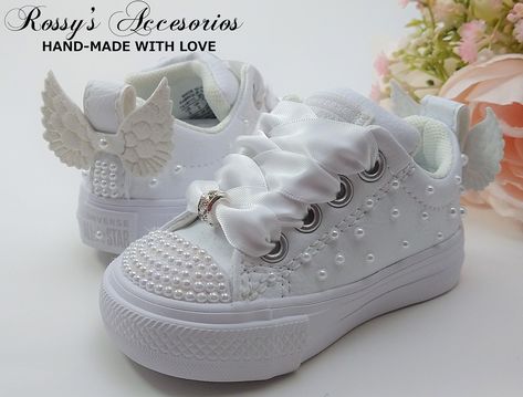 Flower Girl Tennis Shoes, Girls White Sneakers, White Leather Converse, Communion Shoes, Baby Doll Shoes, First Communion Shoes, Converse Wedding Shoes, Baskets Converse, Wedding Converse