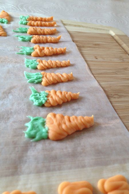 Diy Frosting, Chocolate Carrots, Carrot Cupcake, Chocolate Garnishes, Carrot Cake Cupcakes, Carrot Cupcakes, Cupcake Decoration, Cake Cupcakes, Chocolate Decorations