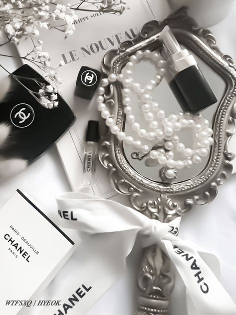 Chanel Aesthetic Dark, Chanel Vintage Aesthetic, Glamor Aesthetic, Dark Wonyoungism, Chanel Jennie Kim, Black And White Coquette, Coco Chanel Aesthetic, Chanel Aesthetic, Rich Women Lifestyle