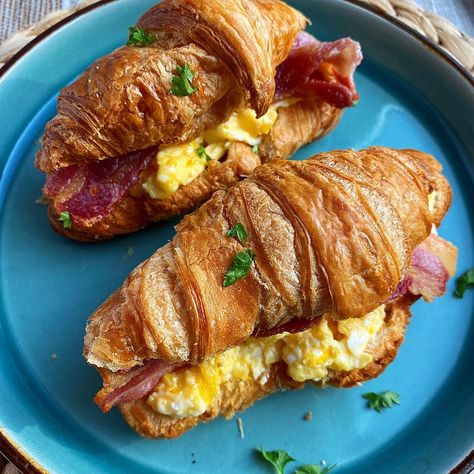 Lauren on Instagram: “Sunday morning filled croissants 🥐 . . Two @tescofood fresh bake at home croissants, scrambled eggs and bacon! 500 calories 😍 . . .…” Croissant Recipe Breakfast, Croissant Breakfast Ideas, Bacon Egg And Cheese Croissant, Egg Croissant, Metro Kitchen, Filled Croissants, Croissant Breakfast Sandwich, Breakfast Croissant, Egg And Bacon