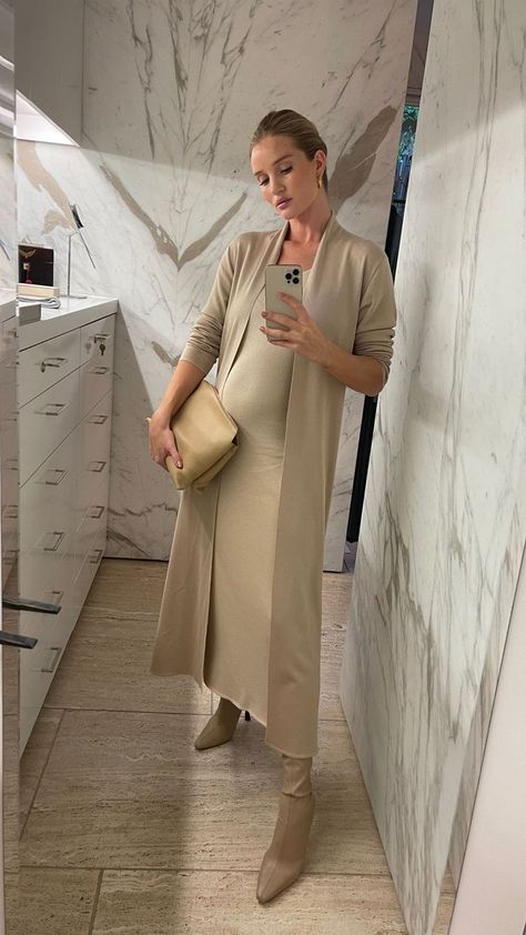 Pregnant Minimalist Fashion, Rosie Huntington Whiteley Pregnant, Pregnancy Office Outfits, Pregnant Work Outfit, Elegant Pregnancy Outfits, Classy Maternity Outfits, Classy Pregnancy Outfits, Rosie Style, Pregnant Street Style