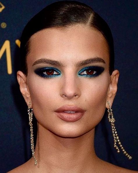 Blue editorial eyes Emily Ratajkowski Makeup, Trucco Smokey Eye, Blue Smokey Eye, Adventure Is Calling, Cute Eyeshadow Looks, Doctor Who Tardis, Blue Eyeshadow, Emily Ratajkowski, Blue Makeup