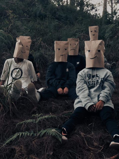 paperbag face Paper Bag Head Aesthetic, Pumpkin Mask Photoshoot, Censored Face, Paper Bag Head, Plastic Bag Over Head Photography, Punkin Head Photo Shoot, Pumpkin Head Trend Photoshoot, Fotos Halloween, Halloween Paper Bags