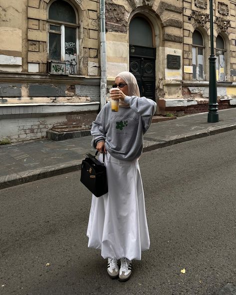 sweatshirt styling: pair it with a balloon skirt and your fav statement bag🩶comfy and chic☁️✨ autumn outfit, modest fashion, balloon skirt, Hermes Kelly outfit, Pinterest style, modesty, autumn vibe, hijab outfit Sweatshirt Outfit Hijab, Kelly Outfit, Sweatshirt Styling, Outfit Modest, Balloon Skirt, Chic Autumn, Pinterest Style, Modest Outfit, Autumn Fits