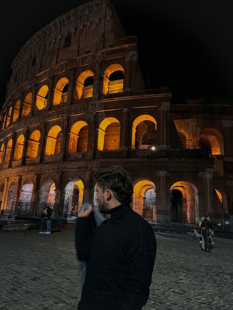 #italy #rome #outfits #travel Rome Photo Ideas, Rome Photoshoot, Rome Places To Visit, Rome Pictures, Rome At Night, Rome Aesthetic, Rome Outfits, Rome Photography, Male Portrait Poses