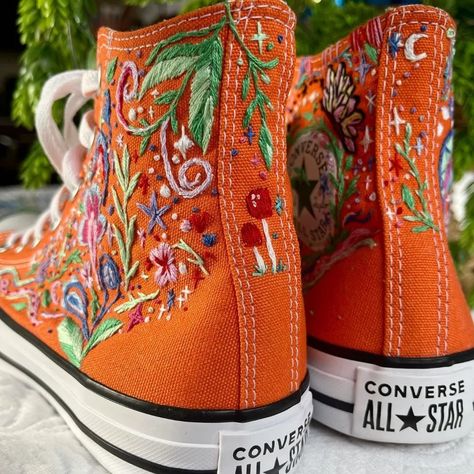 Converse Embroidery, Embroidery Video, Embroidered Converse, Cute Converse, Cars Jeep, Red Converse, Dmc Embroidery, All Star Shoes, Embroidery Shoes