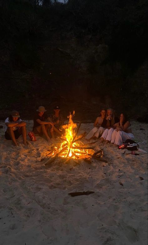 #friends #hangout #beachfire Summer Hang Out Ideas, Hang Out Friends, Hangout Activities, Friends Hangout, Hangout Ideas, Hanging Out With Friends, Friends Hanging Out, Beach Fire, 2025 Vision