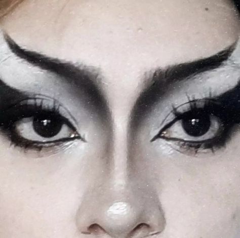 Goth Natural Hairstyles, Goth Nose Contour, Small Eyebrows Alt, Tradgoth Hair, Goth Makeup Easy, Beginner Goth Makeup, Hippie Goth Makeup, Male Trad Goth Makeup, Goth Brows