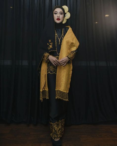 Melayu Klasik Outfit, Melayu Klasik Tema, Malaysian Traditional Clothing, Malaysia Traditional Clothes, Traditional Malay Clothes, Malaysian Outfit, Traditional Outfits Malaysia, Klasik Melayu, Vintage Asian Fashion