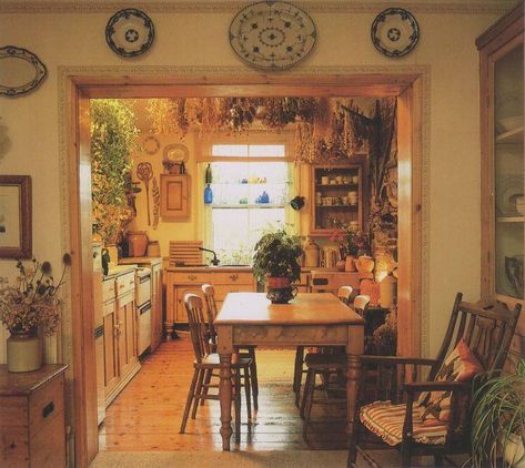 Casa Vintage, Kitchen And Dining Room, Wooden Floors, Dream Cottage, Cozy Kitchen, Dream Apartment, House Room, Dream Rooms, Pretty House