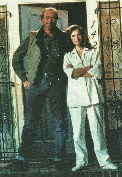 Wes Craven and Heather Langenkamp on the set of A Nightmare On Elm Street (1984). Heather Langenkamp, Street Film, Wes Craven, New Nightmare, Horror Series, Deleted Scenes, Movie Club, Slasher Film, 80s Horror