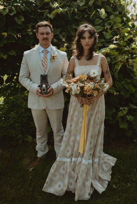 This Retro-Inspired Elopement Features a Psychedelic Backdrop and Other Must-See 70s Themed Details | Green Wedding Shoes American Gothic Wedding, Granola Wedding Dress, 70s Wedding Aesthetic, Retro Wedding Aesthetic, Granola Wedding, January Photoshoot, Fleetwood Mac Vinyl, Retro Elopement, Anderson Aesthetic