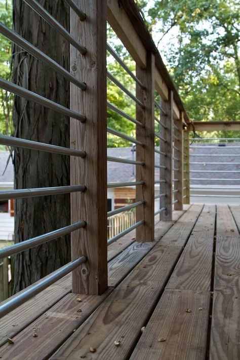 16 Creative Deck Railing Ideas to Transform Your Deck - Paperblog Elevated Deck, Wood Deck Railing, Deck Rails, Deck Railing Ideas, Patio Railing, Deck Railing Design, Metal Railing, Balcony Railing Design, Wooden Deck