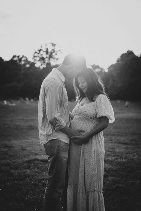 A Golden Hour Maternity Session in Prospect Park - Lucie B. Photo Maternity Shoot Couple Outdoor, Natural Outdoor Maternity Photos, Maternity Photoshoot In Park, Maternity Session Outdoor, Maternity Photography In Park, Maternity Shoot In Park, Maternity Shoot Park Photo Ideas, Maternity Shoot Park, Park Maternity Pictures