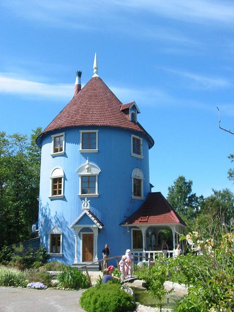 I love houses with character like this!!! Makes me want to move every day to a character house! Moomin House, Circle House, Unusual Homes, Unique Buildings, Stone Houses, Beautiful Buildings, Future House, Old Houses, Small House