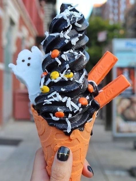 Halloween ice cream, black ice cream. Black Ice Cream, Halloween Ice Cream, Vanilla Frozen Yogurt, Spooky Food, Fake Bakes, Fall Snacks, Halloween Sweets, Cream Aesthetic, Pumpkin Picking