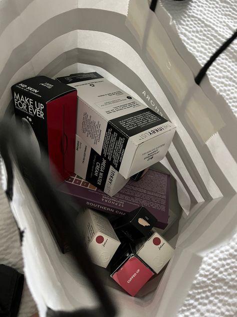 Sephora Shopping Bag Aesthetic, Makeup Haul Aesthetic, Sephora Makeup Aesthetic, Sephora Bag Aesthetic, Sephora Haul Aesthetic, Sephora Aesthetic, Sephora Shopping, Sephora Store, Sephora Bags