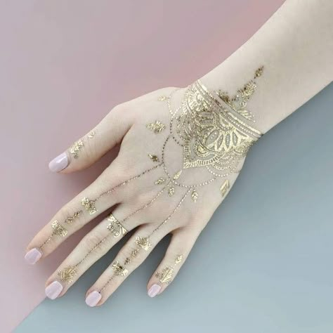 Gold Henna Designs, Glitter Henna, Gold Temporary Tattoo, Wedding Henna Designs, Gold Henna, Henna Ink, Drawing Space, Henna Wedding, Hand And Finger Tattoos