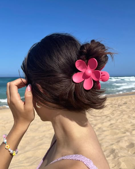 Girl wearing a cute pink flower hair clip, she’s facing the ocean and has a flower bracelet in her wrist Clipped Hairstyles, Summer Hair Clips, Flower Claw Clips, Hair Clips Aesthetic, Sea Hair, Barbie Hairstyle, Pic Inspiration, Aesthetic Ocean, Eyeshadow For Blue Eyes