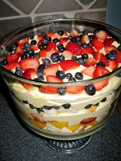 4th of July Fruit Trifle | Tasty Kitchen: A Happy Recipe Community! Fruit Truffle, Fruit Trifle, Berry Trifle, Trifle Desserts, Trifle Recipe, Chocolate Caliente, Angel Food Cake, Star Spangled, Angel Food