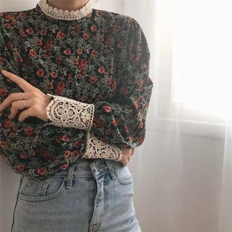 Online Aesthetic, 2023 Aesthetic, Y2k Aesthetic Fashion, Egirl Outfits, Crafts Videos, Moda Paris, Bohemian Tops, Aesthetic Clothing, People Standing