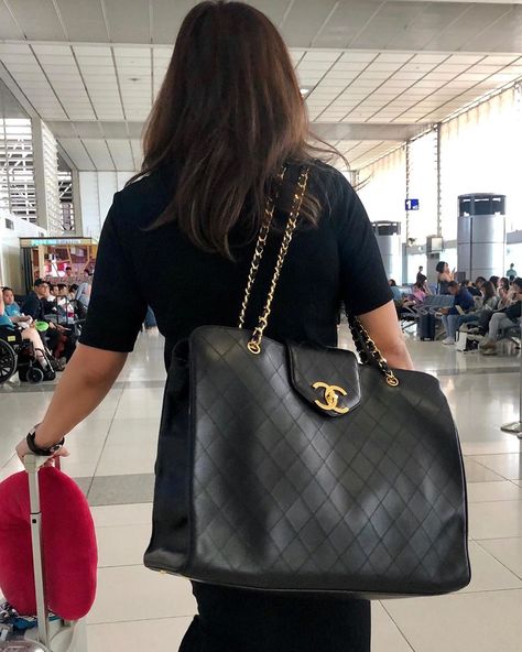 EmptyL on Instagram: “STrolling at the airport with my Chanel travel bag... obviously, hubby doesn’t have a monopoly of big bags. 🤣🤣🤣❤️😘😘 • • • • • #chanelbag…” Chanel Bag Outfit, Travel Chic, Expensive Jewelry Luxury, Mom Bags, Italian Leather Bags, Best Purses, Women Leather Backpack, Big Bag, At The Airport