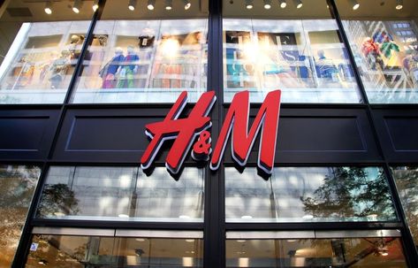 H&M Has $4.3 Billion in Unsold Clothing https://www.elle.com/fashion/a19630189/hm-has-billions-in-unsold-clothing/ H&m Sale, How To Pose For Pictures, Black Entertainment, Outfit Collage, Black Lives Matter Movement, Size 10 Women, Zuhair Murad, Size 12 Dress, How To Pose