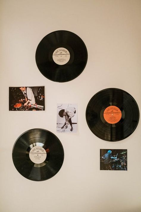 Singer Room Decor, Vinyl Decor Ideas Wall, Vinyl Record Room Decor, Vinyl Decor Ideas, Vinyl On Wall, Vinyl Record Wall Decor, Vinyl Record Room, Record Wall Decor, Room Grunge