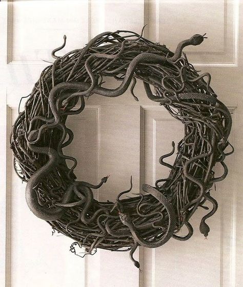 snake wreath, buy rubber snakes at dollar tree and spray paint them black Snake Wreath, Strašidelný Halloween, Diy Halloween Dekoration, Uhyggelig Halloween, Dekorasi Halloween, Table Halloween, Halloween Decor Diy, Easy Diy Halloween Decorations, Hallowen Ideas