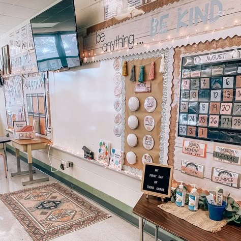 Classroom Themes Aesthetic, What We Are Learning Display, What’s Happening Bulletin Board, Astetic Classroom, Teacher Classroom Ideas Aesthetic, Boho Classroom Aesthetic, Neutral Kindergarten Classroom Decor, Neutral Elementary Classroom, Elementary Classroom Boho Theme