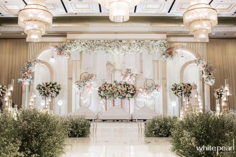 Dekorasi Wedding Indoor, Wedding Ballroom Decor, Dekor Pelaminan, Indoor Wedding Decorations, Dekorasi Wedding, Wedding Ballroom, Engagement Stage Decoration, Reception Stage Decor, Indoor Wedding Receptions