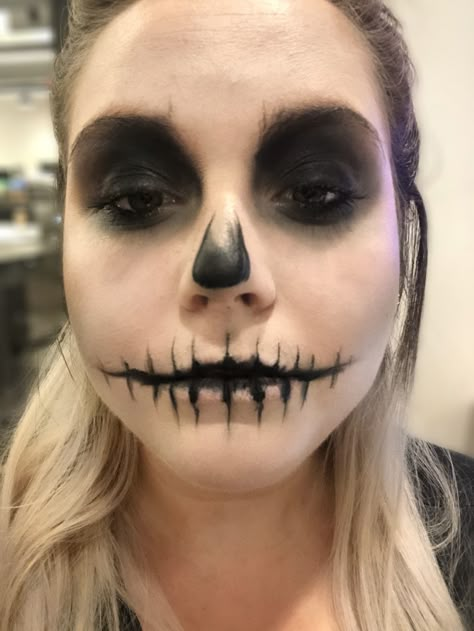 This Easy Skull Makeup Tutorial Is So Simple, A Numskull Could Do It — EXCLUSIVE Skeleton Makeup Tutorial, Unique Halloween Makeup, Skull Makeup Tutorial, Maquillage Halloween Simple, Teknik Makeup, Halloweenský Makeup, Halloween Make-up Looks, Creepy Halloween Makeup, Cute Halloween Makeup