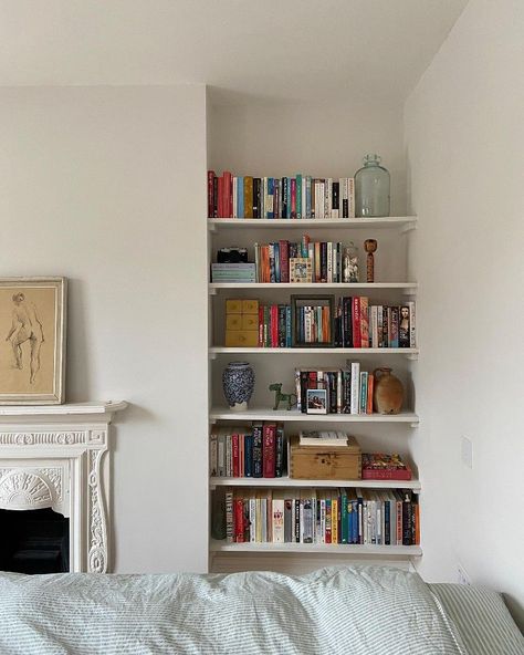 White Bookshelf Aesthetic, Alcove Bookshelves, Minimalist Bookshelf, Small Bookshelves, White Shelves, So Satisfying, Future Apartment, Dream Apartment, My Books