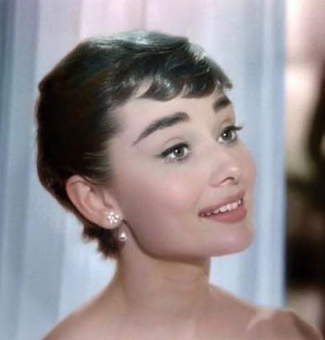 Audrey Hepburn Children, Audrey Hepburn Makeup, Audrey Hepburn Pictures, Sabrina 1954, Aubrey Hepburn, Audrey Hepburn Photos, Audrey Hepburn Quotes, Audrey Hepburn Style, Ethereal Makeup