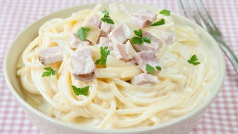 Espagueti blanco con jamón y queso, práctica la receta para disfrutar de un clásico navideño One Pot Spaghetti, Pasta Italiana, Christmas Dinner Recipes, Pasta Chicken, Pizza And Pasta, Salmon Pasta, Pasta Carbonara, Carbonara Pasta, Spaghetti Carbonara