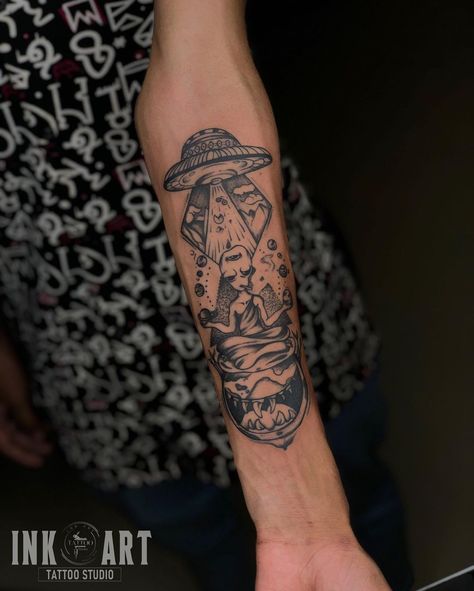 Alien Tattoo Trippy, Psy Tattoo Designs, Trippy Forearm Tattoos, Trippy Hand Tattoos, Psy Tattoo, Trippy Tattoos For Guys, Trippy Tattoo Ideas, Travel Tattoo Ideas, Tree Sleeve Tattoo