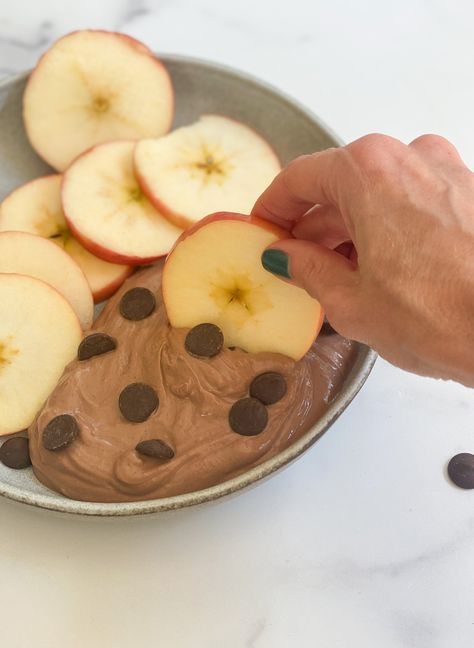 Protein Apple Dip, Peanut Butter Dip, Protein Yogurt, Apple And Peanut Butter, Yogurt Dip, Apple Dip, Chocolate Protein Powder, Chocolate Protein, Dark Chocolate Chips