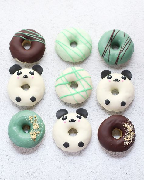 Donas pandas Confectionary Art, Bolo Panda, Vegan Macarons, Donut Decorating Ideas, Fancy Donuts, Panda Day, Donut Art, Cute Donuts, Cute Baking