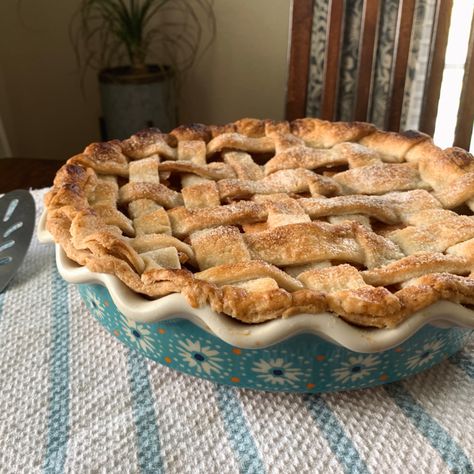 Pie Reference, Baking Pie, Aesthetic Pie, Southern Food Aethstetic, Autumn Pie, Sliced Fruit Aesthetic, Autumn Pies, Sweet Aesthetic, Pie Aesthetic Vintage