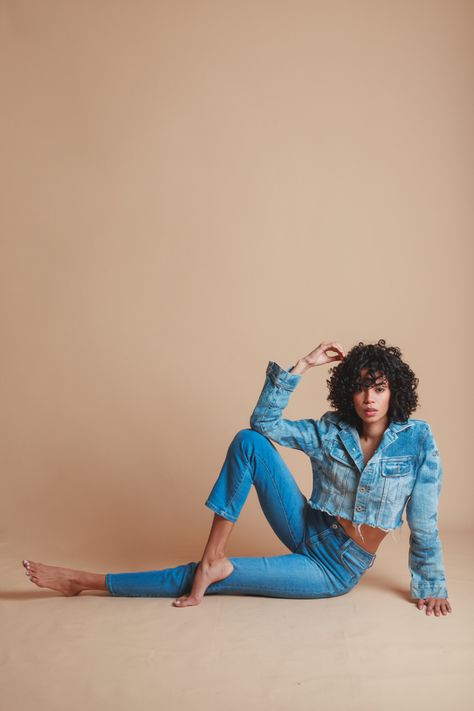 Jeans Outfit Studio Photoshoot, Denim Jacket Poses Women, Denim Outfit Photoshoot Ideas, Denim Editorial Photography, Denim Editorial Shoot, Denim Shoot Ideas, Jean Jacket Photoshoot Ideas, Denim Jacket Photoshoot Ideas, Denim Studio Photoshoot